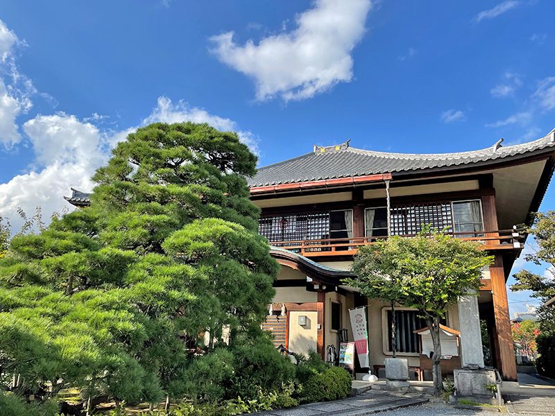 樹齢300年以上になる「長壽松」がシンボルの本昌寺