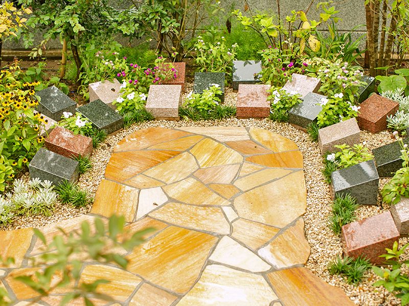 お脚の悪い方も安心の平坦な庭苑