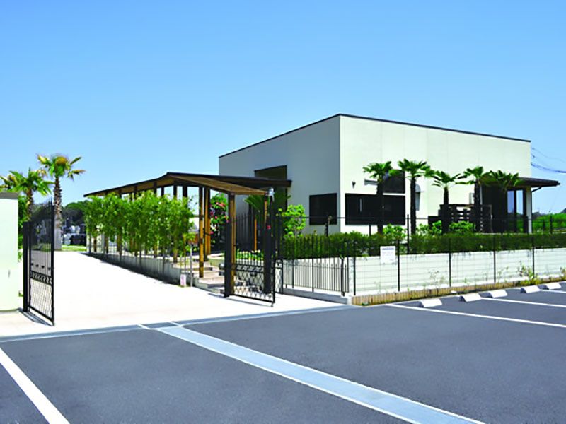 メモリアルガーデン桶川霊園の管理事務所外観