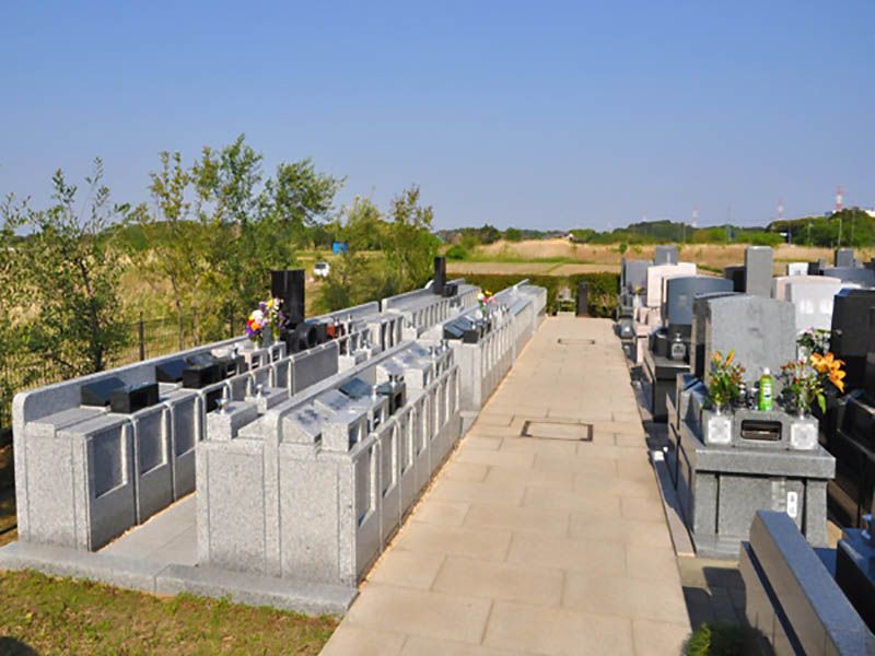 メモリアルガーデン桶川霊園の歩きやすいフラットな参道