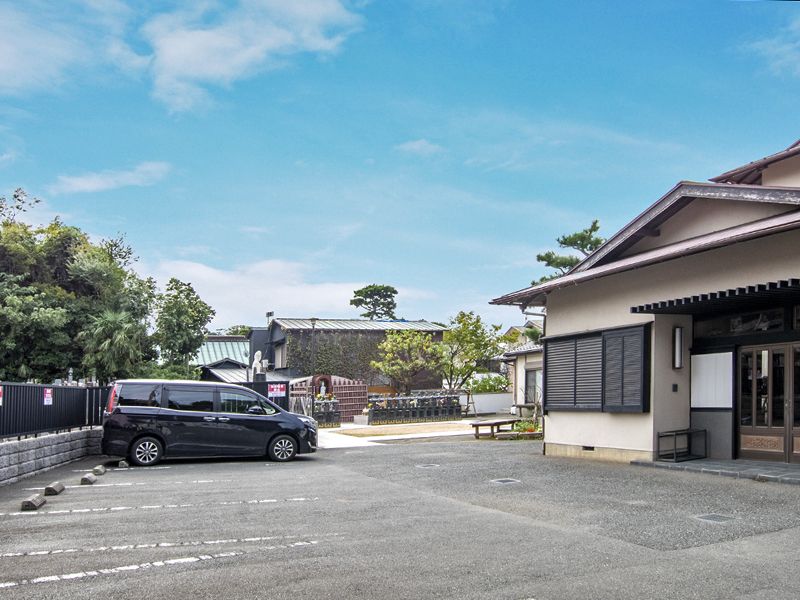 駐車場と建物外観