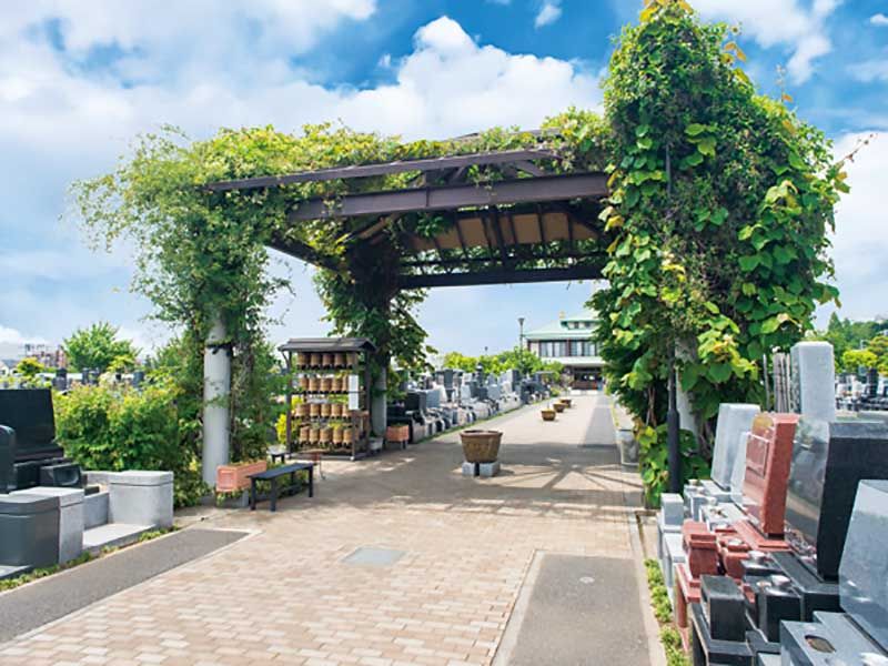 花木の彩 新埼玉霊園　広々とした参道