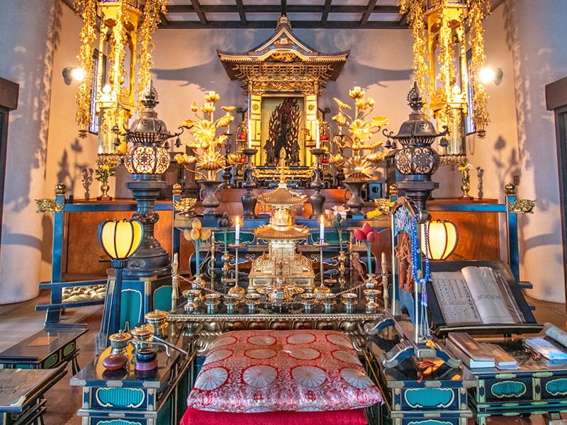 堂内の祭壇