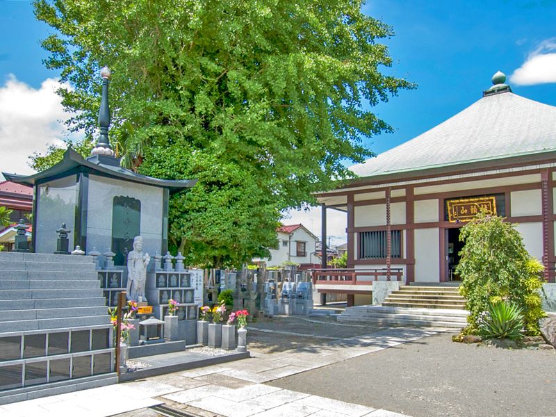 本堂外観と納骨壇