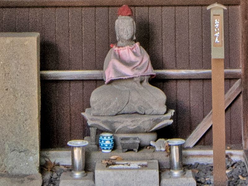 小さな地蔵像