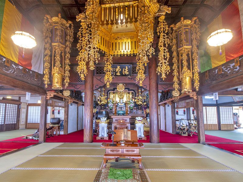 堂内の祭壇