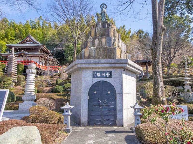 納骨堂と石像