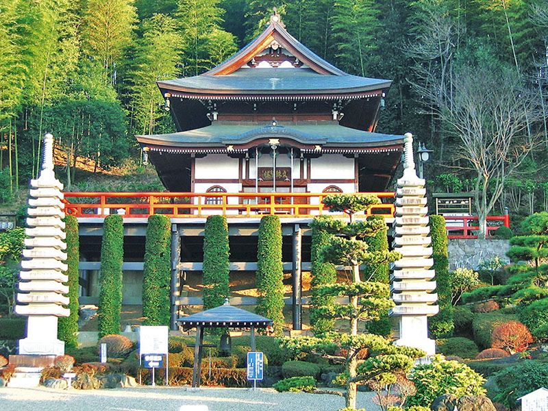 本堂外観と庭