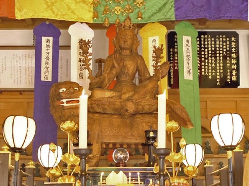 堂内の仏像壇