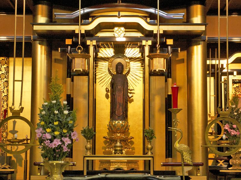 金色の仏像壇