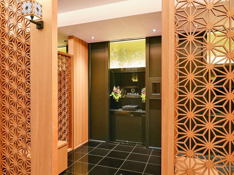 礼拝室（参拝室）『 飛龍祥雲』 背景の模様は全室異なります