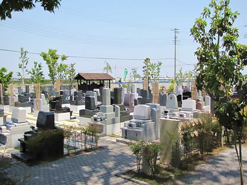 久喜聖地公苑　木陰もある園内