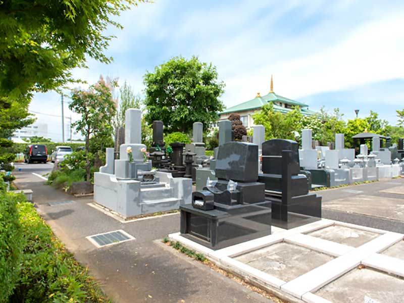 花木の彩 新埼玉霊園　駐車場は墓地に隣接