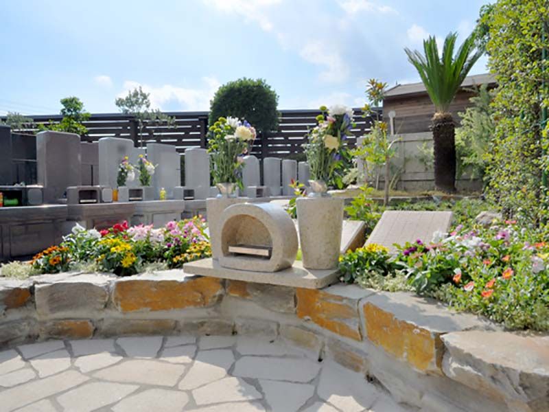 鴻巣霊園　樹木葬エリアと隣接する墓石