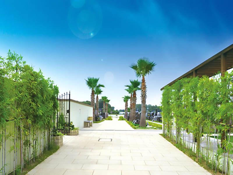 メモリアルガーデン桶川霊園　霊園内は南国調