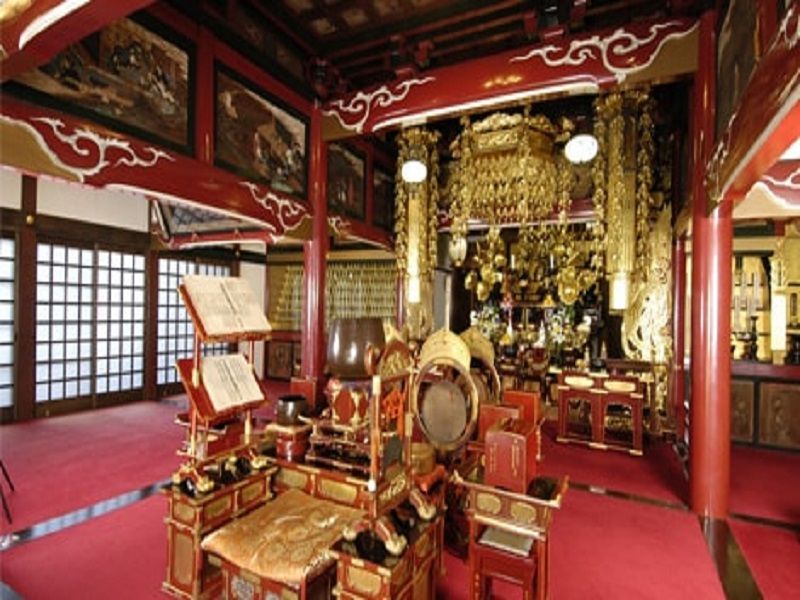 本長寺　御本尊がまつられた本堂内部