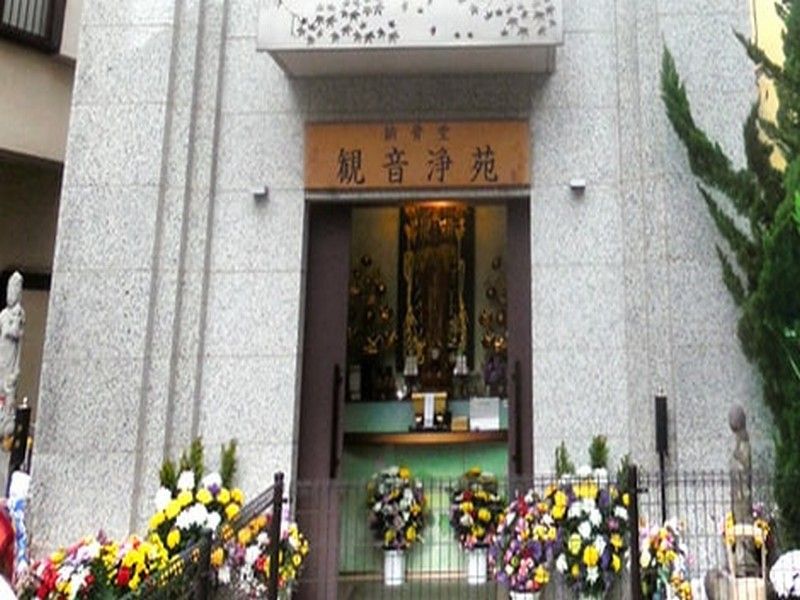 深妙寺 江戸川観音浄苑　花が添えられた納骨堂