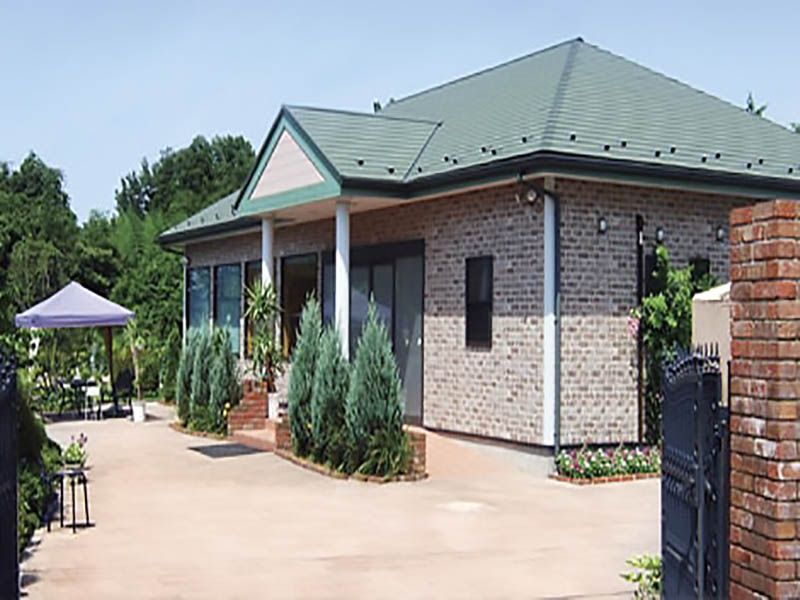 青葉浄苑　レンガ調の可愛らしい管理棟