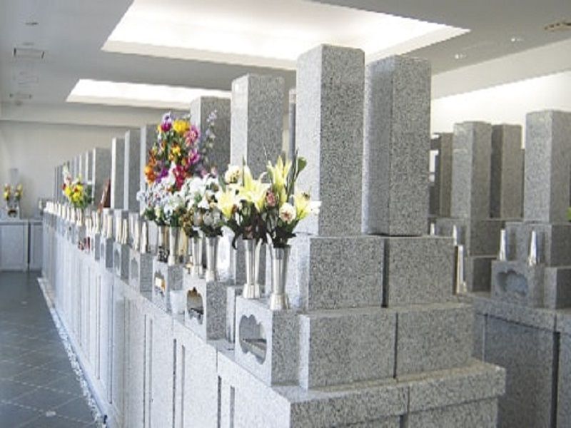 尼将軍 南の丘霊堂　屋内墓地風景