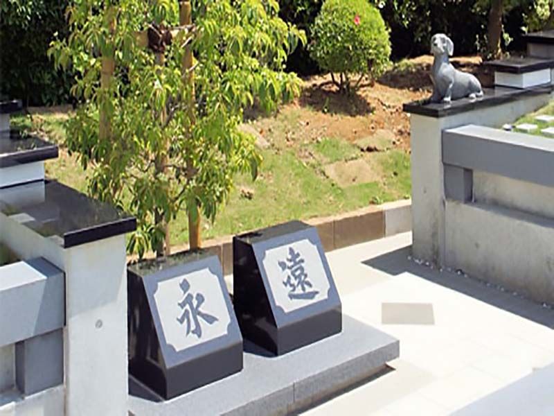 船橋メルヘンパーク 樹木葬墓地「こころの樹」　墓域に建立された「永遠」の文字