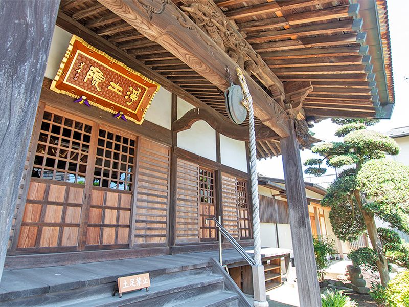 本堂入口の外観