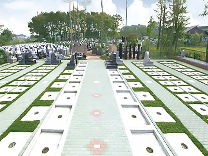 メモリアルガーデン大宮青山苑　レンガ調の参道