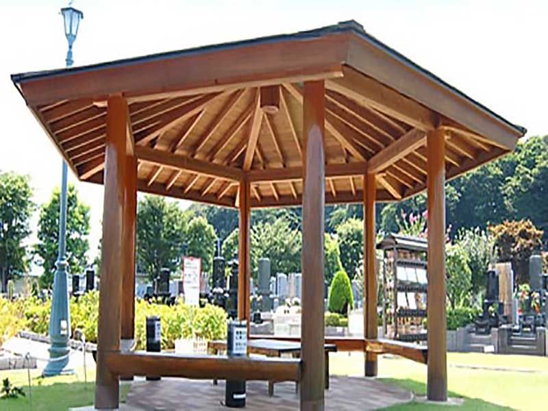 さいたま聖地霊園　明るい雰囲気の東屋