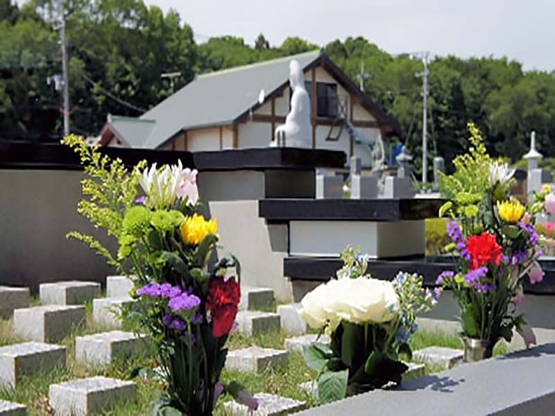 船橋メルヘンパーク 樹木葬墓地「こころの樹」　供えられた花々