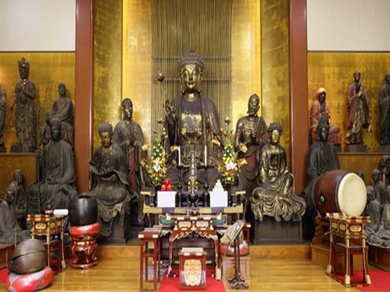 天恩山 五百羅漢寺 目黒霊廟　本堂の釈迦像