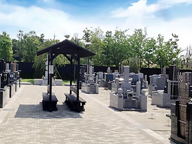 幕張霊園の敷地にあるベンチと墓石