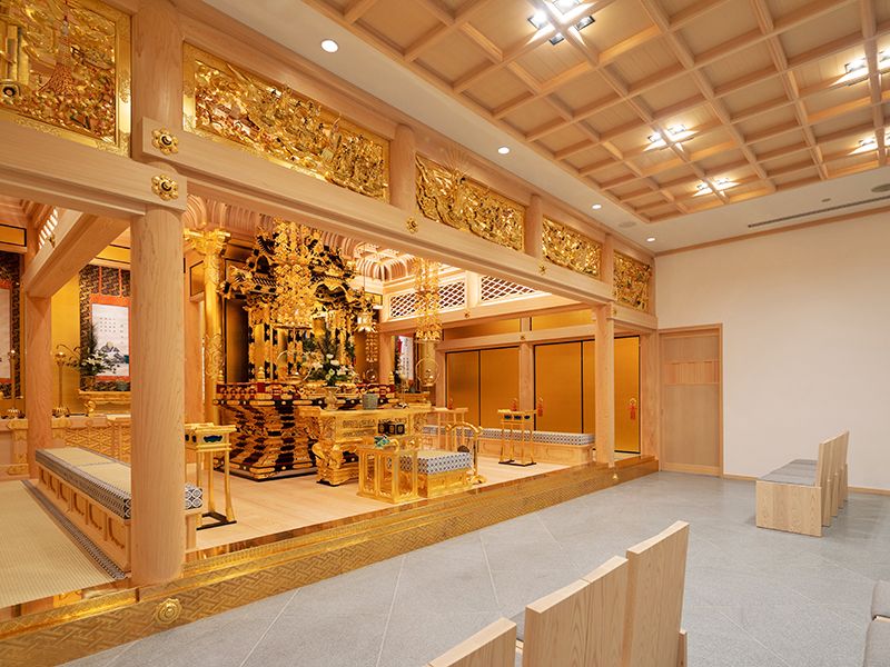 本堂　法要室はすべて椅子席となっています。