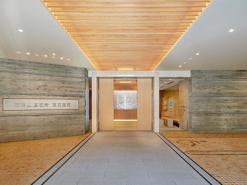 エントランス　館内はバリアフリーとなっています。