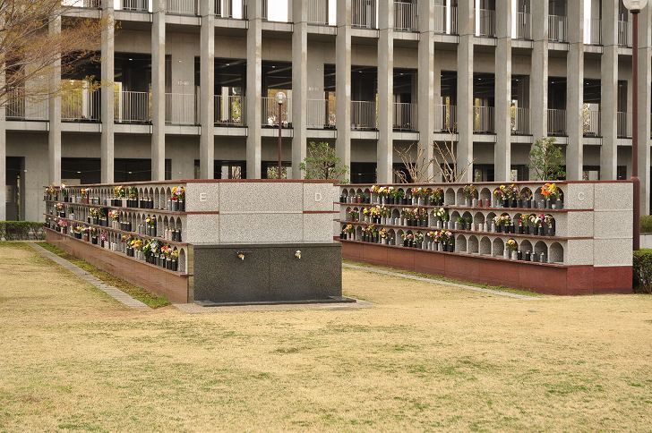 さいたま市営霊園 思い出の里　３段型壁の屋外墓地