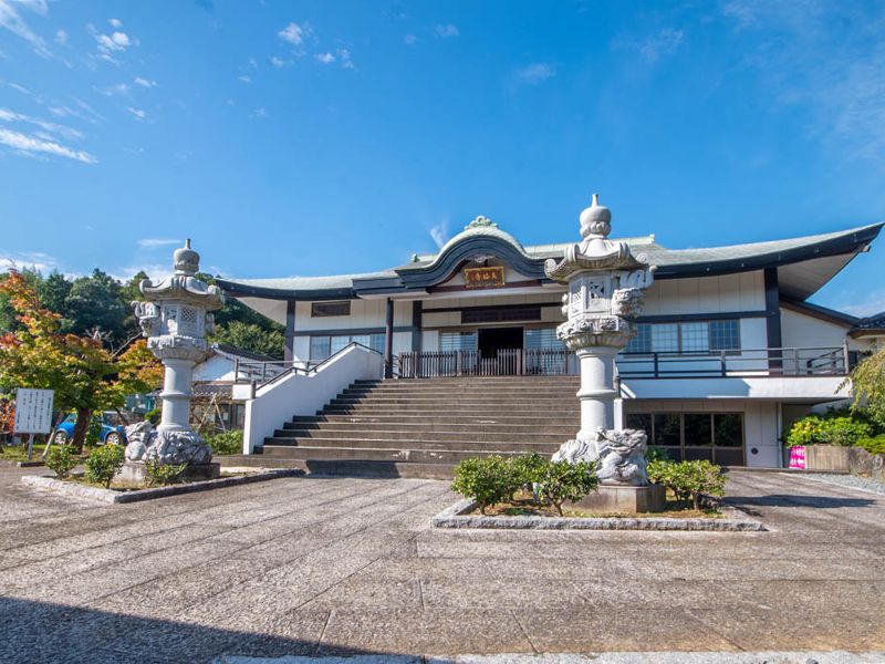 本堂外観と参道