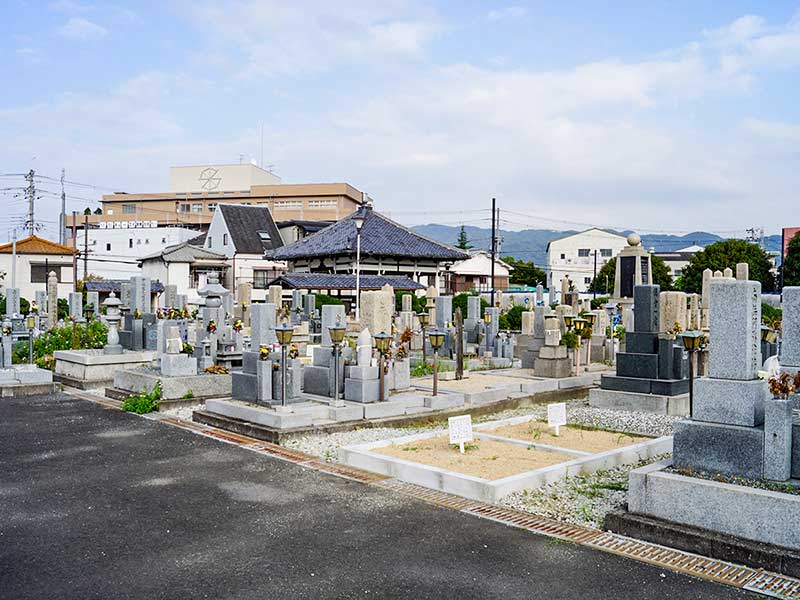 八尾市立 安中墓地　広々とした墓域