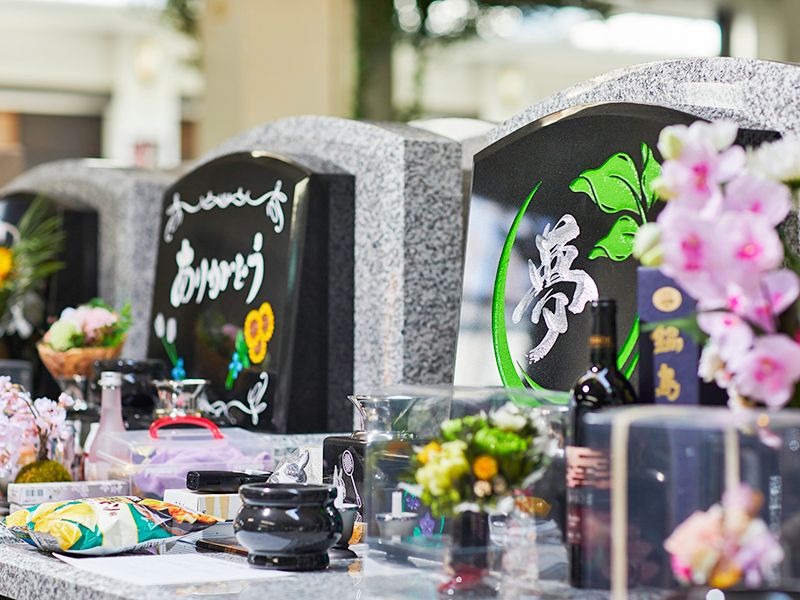 過酷な環境に晒されることがなく、色彩豊かな彫刻も可能です