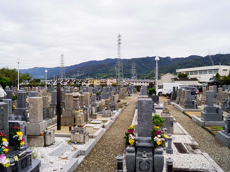 八尾市柏原市火葬場組合 二俣墓地　花が添えられた墓石