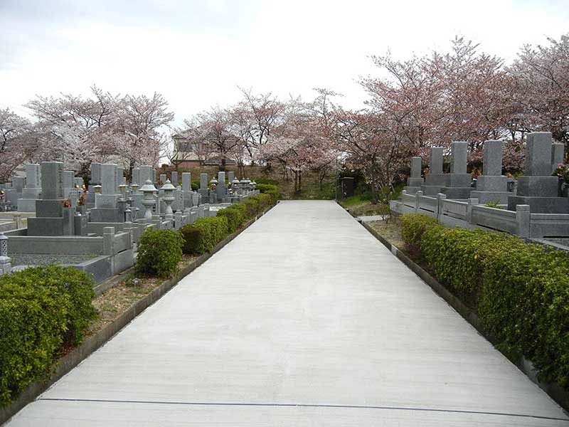 大阪狭山市営 西山霊園　広く平坦な参道