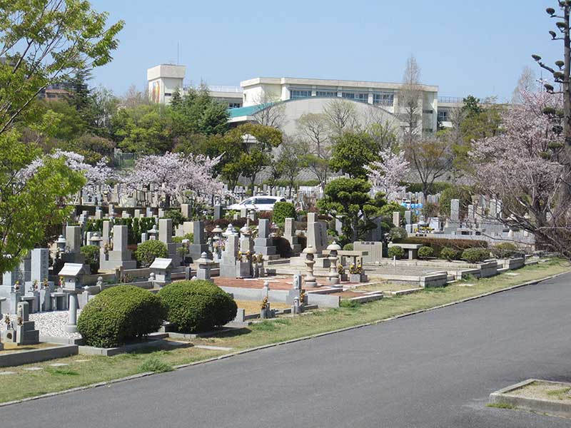 大阪市設 服部霊園の全景
