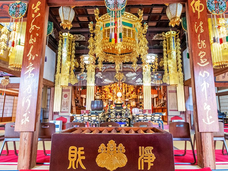 堂内の祭壇