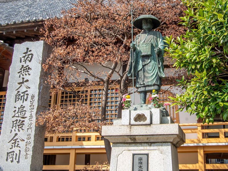 屋外の僧侶像
