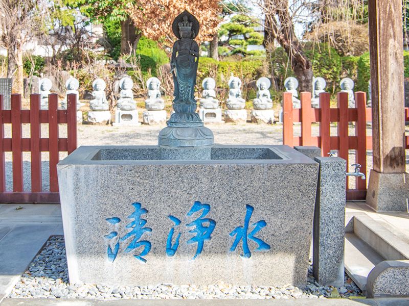 手水場と石仏