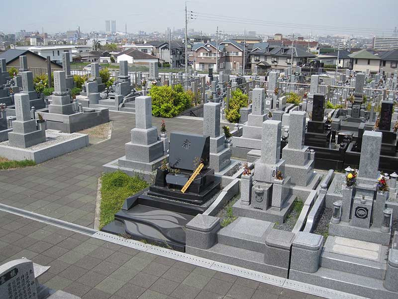 和泉市設 信太山墓地　和型・洋型の墓石が混在
