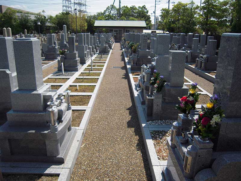 八尾市立 龍華墓地　水はけのよい参道