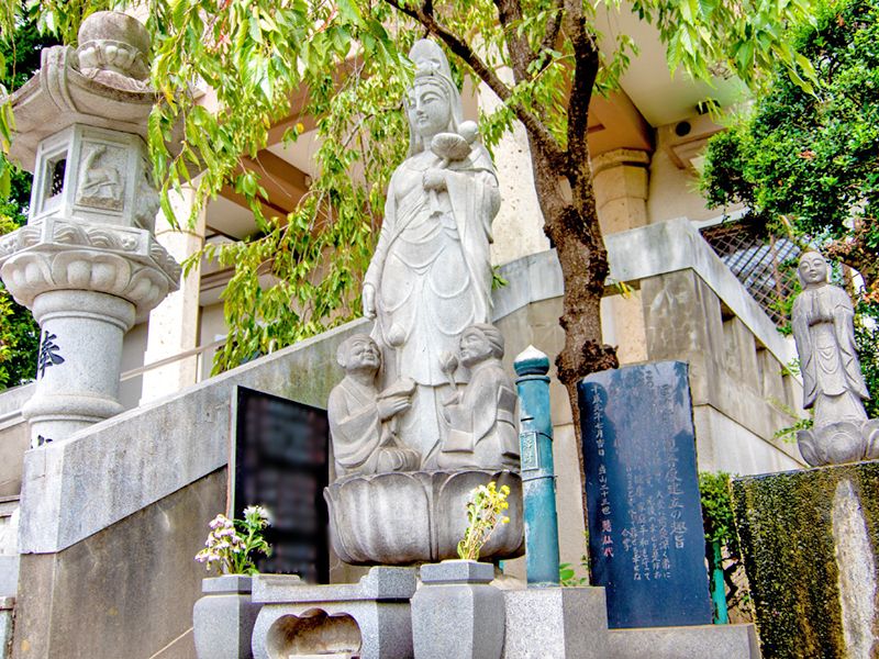 石仏と石碑の並び