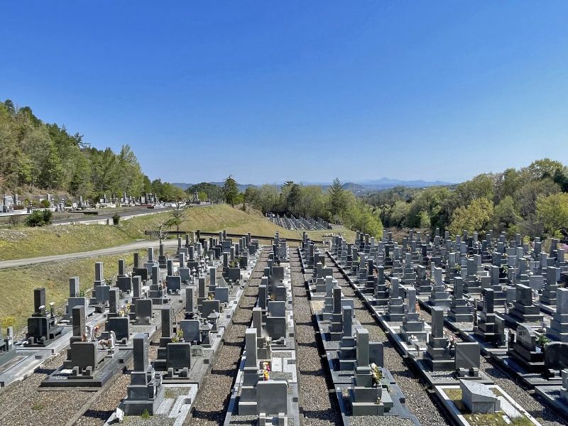 青空が広がる平和霊園