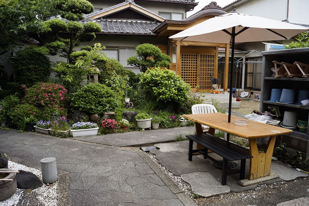 東福寺霊園　緑が鮮やかな庭