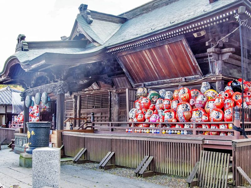 堂前のだるま飾り