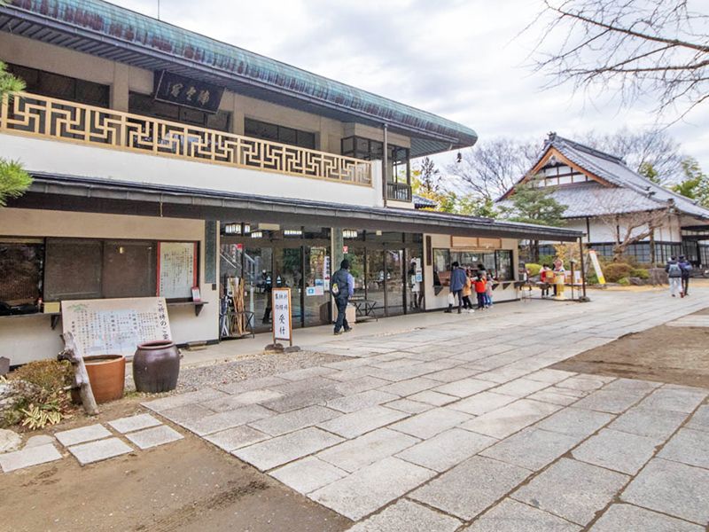 長い建物外観