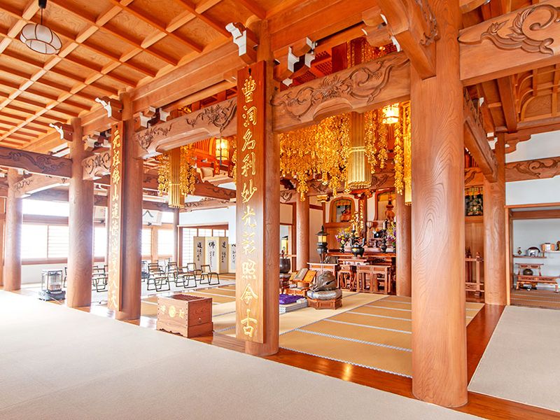 木造の堂内と祭壇